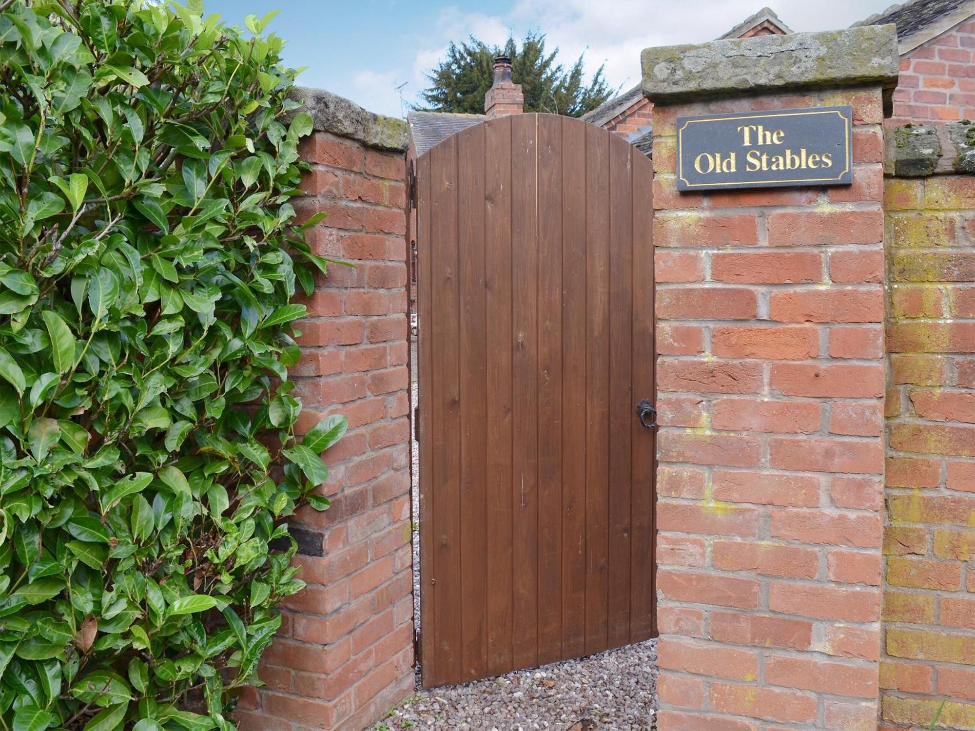 The Old Stables Villa Standon ภายนอก รูปภาพ